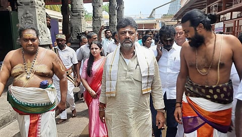 திருவண்ணாமலை அண்ணாமலையார் கோயிலில் சுவாமி தரிசனம் செய்த கர்நாடக மாநில துணை முதல்வர் டி.கே.சிவக்குமார். | படம் - இரா.தினேஷ்குமார்.