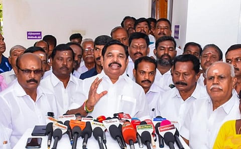 சேலம் மாவட்டம் எடப்பாடியில் செய்தியாளர்களுக்கு பேட்டியளித்த தமிழக எதிர்க்கட்சித் தலைவர் பழனிசாமி.