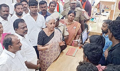 திருவாரூர் தெற்கு வீதியில் உள்ள ஒரு வணிக நிறுவனத்தில் பணியாற்றும் இளைஞர்களிடம், பாஜகவில் சேர வேண்டியதன் அவசியம் குறித்து விளக்கிய மத்திய நிதி அமைச்சர் நிர்மலா சீதாராமன்.