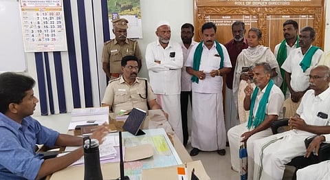  வில்லிபுத்தூர் வனத்துறை அலுவலகத்தில் விவசாயிகளிடம் பேச்சுவார்த்தை நடத்திய புலிகள் காப்பகத் துணை இயக்குநர் தேவராஜ். அருகில் டி.எஸ்.பி. ராஜா.