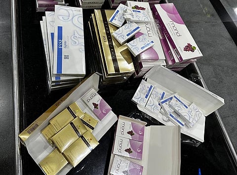 அபுதாபி - கோவை விமானத்தில் ரூ 1.4 லட்சம் மதிப்பிலான கடத்தல் சிகரெட் பாக்கெட்டுகள் பறிமுதல்