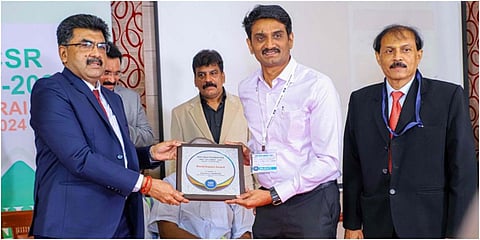 மதுரையில் நடந்த நிகழ்ச்சியில்நீதிபதி கிருஷ்ணன் ராமசாமி அகில இந்திய வழக்கறிஞர் சங்கத்தின் தமிழக தலைவர் கு.சாமிதுரைக்கு விருது வழங்கினார்.