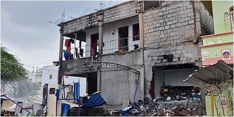 திருப்பூர் பாண்டியன் நகர் பகுதியில் உள்ள ஒரு வீட்டில் பட்டாசு தயாரிக்கும் போது ஏற்பட்ட வெடி விபத்ததில் இருவர் உடல் சிதறி உயிரிழந்தனர்.