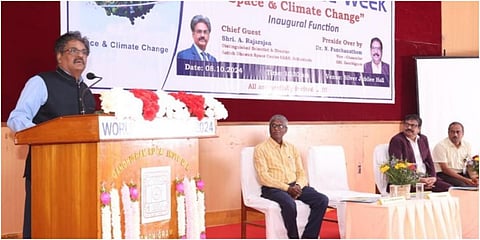 திண்டுக்கல் காந்திகிராம பல்கலையில் நடந்த விண்வெளி வாரவிழாவில் இஸ்ரோ விஞ்ஞானி ஆர்.ராஜராஜன் உரையாற்றினார்.