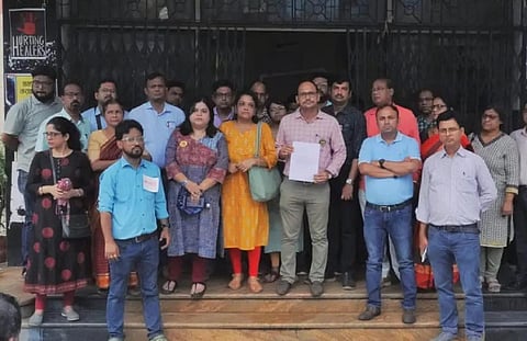 மருத்துவர்களின் ராஜினாமா அணிவகுப்பு.