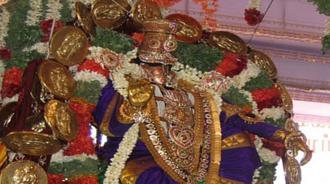 ஸ்ரீவில்லிபுத்தூர் ஆண்டாள் கோயில் பிரம்மோற்சவம்: தங்க கருட சேவைக்கு திருக்குடை வழங்கிய ஜீயர்