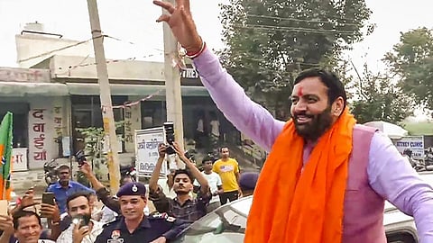 தேர்தல் வெற்றியை தொடர்ந்து ஹரியானா மாநிலம் குருஷேத்திராவில் உள்ள கோயிலில் வழிபட வந்த முதல்வர் சைனிக்கு வாழ்த்து தெரிவித்த மக்கள்