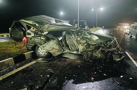 உடுமலை அருகே கார் - வேன் நேருக்கு நேர் மோதி விபத்து: ஒரே குடும்பத்தைச் சேர்ந்த 4 பேர் பலி