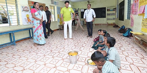 ராணிப்பேட்டை சிப்காட் அருகே உள்ள ஊராட்சி ஒன்றிய நடுநிலைப் பள்ளியில் அமைச்சர் அன்பில் மகேஷ் திடீர் ஆய்வு செய்தார்.