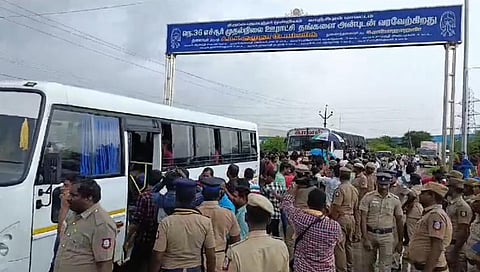 தடையை மீறி போராட்டம் நடத்தியதால் கைது செய்யப்பட்ட சாம்சங் ஊழியர்கள்.