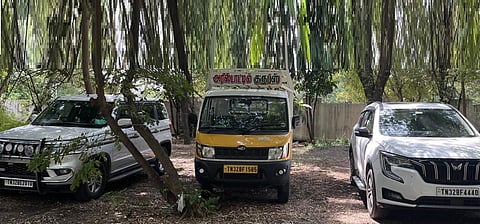 பறிமுதல் செய்யப்பட்ட கார்கள், வேன்