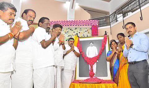 இமானுவேல் சேகரன் திருவுருவப் படத்துக்கு மாலை அணிவித்து மரியாதை செலுத்திய அமைச்சர்கள் மற்றும் மாவட்ட ஆட்சியர்.