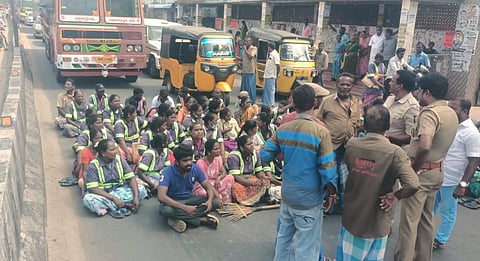 2 மாதங்களாக ஊதியம் வழங்காததால் கடலூர் மாநகராட்சி ஒப்பந்த தூய்மைப் பணியாளர்கள் ஸ்டிரைக்