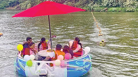 ஆர்வமுடன் சிற்றுண்டி அருந்தி பயணித்த சுற்றுலா பயணிகள்.