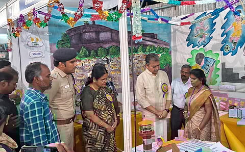 திண்டுக்கல்லில் புத்தக கண்காட்சியை துவக்கி வைத்து பார்வையிட்ட நீதிபதி ஏ.டி.ஜெகதீஷ் சந்திரா. | படம்: நா.நங்கரத்தினம்.