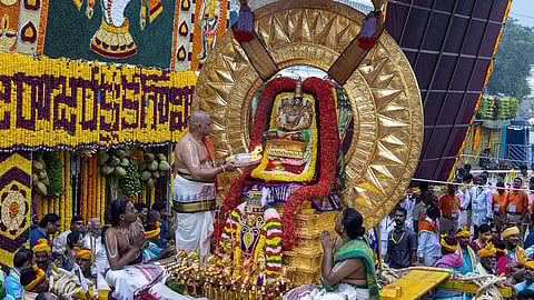 ஏழுமலையான் கோயிலில் கொட்டும் மழையில் சூரிய பிரபை வாகனத்தில் மலையப்பர் உலா