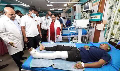 ஸ்டான்லி அரசு மருத்துவமனையில் சிகிச்சை பெற்று வருபவர்களை நேரில் சந்தித்து ஆறுதல் கூறிய துணை முதல்வர் உதயநிதி ஸ்டாலின்