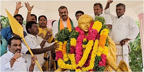 சிவகங்கையில் விடுதலை போராட்ட வீரர் குயிலி நினைவு தினத்தையொட்டி அவரது சிலைக்கு மத்திய இணை அமைச்சர் எல்.முருகன் மாலை அணிவித்து மரியாதை செலுத்தினார்.