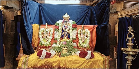 புரட்டாசி கடைசி சனிக்கிழமையான இன்று நவதிருப்பதி கோயிலான நத்தம் விஜயாசனார் கோயிலில் அலங்காரத்தில் சுவாமி, தாயார்களுடன் அருள்பாலித்தார்.