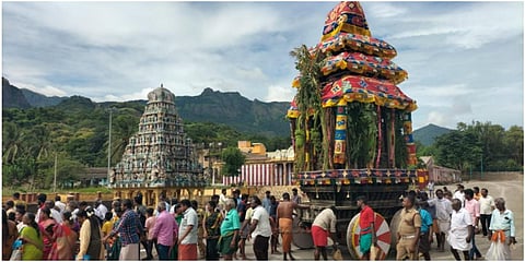 குற்றாலநாத சுவாமி கோயிலில் தேரோட்டத்தில் திரளான பக்தர்கள் கலந்துகொண்டு சாமி தரிசனம் செய்தனர்.