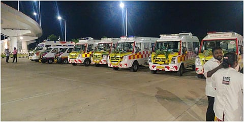 திருச்சி விமான நிலையத்தில் தயார் நிலையில் நிறுத்திவைக்கப்பட்டிருந்த ஆம்புலன்ஸ் வாகனங்கள்