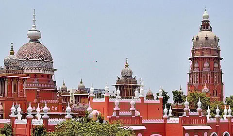 போராட்டத்தில் ஈடுபட்ட ஆதிதிராவிடர் கல்லூரி விடுதி காப்பாளரின் இடைநீக்கத்துக்கு ஐகோர்ட் இடைக்கால தடை