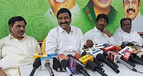 புதுச்சேரியில் அட்டவணை இன மக்களுக்கு ஆண்ட, ஆளுகின்ற அரசுகள் துரோகம்: அதிமுக தாக்கு