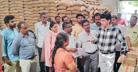 பழநியிலுள்ள உணவுப்பொருள் கிடங்கில் ஆய்வு மேற்கொண்ட உணவுத்துறை செயலர் ராதாகிருஷ்ணன்.