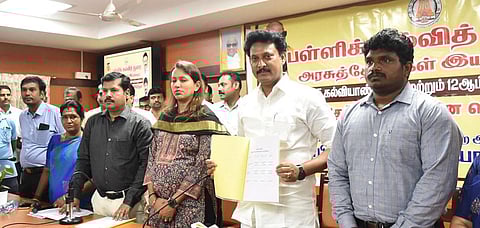 கோவை மாவட்டஆட்சியர் அலுவலகத்தில் 10,11,12-ஆம் வகுப்பு மாணவர்களுக்கான பொதுத் தேர்வு அட்டவணையை வெளியிட்ட அமைச்சர் அன்பில் மகேஷ் பொய்யாமொழி உள்ளிட்டோர். | படங்கள் ஜெ.மனோகரன்.