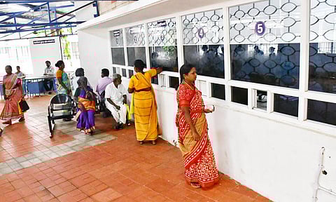 திண்டுக்கல் ஆட்சியர் அலுவலகத்தில் வெறிச்சோடிக்காணப்பட்ட மனுக்கள் பதிவு செய்யுமிடம். | படம்: நா.தங்கரத்தினம்.