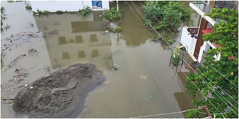 மதுரையில் ஞாயிறு இரவு பெய்த கனமழையின் காரணமாக சாலைகள், குடியிருப்புப் பகுதிகளில் குளம் போல் தேங்கி நின்ற மழைநீர் | படங்கள்: எஸ்.கிருஷ்ணமூர்த்தி.