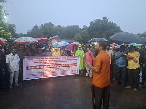 நெய்வேலி பெரியார் சதுக்கம் எதிரில் என்எல்சி ஜீவா ஒப்பந்த தொழிற்சங்கத்தினர் ஆர்ப்பாட்டத்தில் ஈடுபட்டனர்.