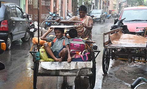 பருவமழை பாதிப்புகளில் இருந்து மக்களை பாதுகாக்க கவனம் செலுத்த வேண்டும்: கட்சி தலைவர்கள் அரசுக்கு அறிவுறுத்தல்