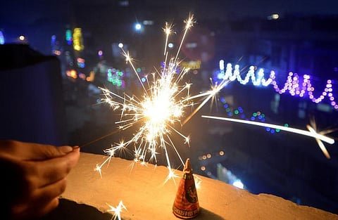 குளிர் காலத்தில் காற்று மாசுபடுவதை தடுக்க டெல்லியில் பட்டாசு வெடிக்க முழு தடை