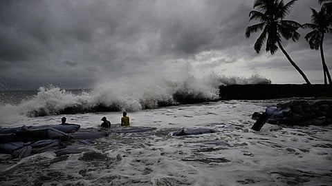 அக்.15, 16 மீனவர்கள் கடலுக்குள் மீன் பிடிக்கச் செல்ல வேண்டாம்: நெல்லை ஆட்சியர் எச்சரிக்கை