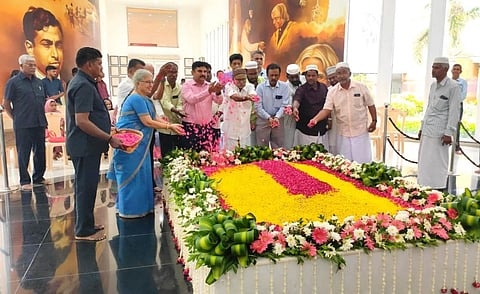 கலாம் நினைவிடத்தில் அவரது குடும்பத்தினர், நண்பர்கள் அஞ்சலி செலுத்தினர்.