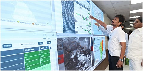 சென்னை எழிலகத்தில் உள்ள மாநில அவசர கட்டுப்பாட்டு மையத்தில் துணை முதல்வர் உதயநிதி ஸ்டாலின் ஆய்வு செய்தார்.