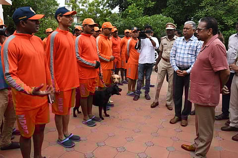 புதுச்சேரி கிழக்கு கடற்கரைச்சாலையில் உள்ள வருவாய் பேரிடர் மேலாண்மைத்துறையின் அவசர கால உதவி மையத்தை துணைநிலை ஆளுநர் கைலாஷ்நாதன் இன்று பார்வையிட்டார்.
