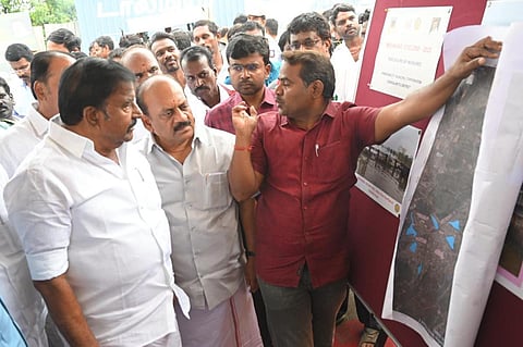 தாம்பரத்தில் முன்னெச்சரிக்கை நடவடிக்கையை அமைச்சர் கே.என்.நேரு, அன்பரசன் ஆகியோர் ஆய்வு மேற்கொண்டனர் | படம்: எம். முத்துகணேஷ்