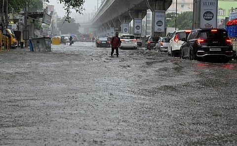 சென்னை - வடபழனி 100 அடி சாலையில் சூழ்ந்த மழை வெள்ளம் | படம்: எம்.வேதன்