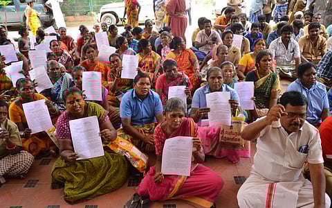 நெல்லை மாநகராட்சி அலுவலக வளாகத்தில் தர்ணா போராட்டத்தில் ஈடுபட்ட தூய்மை பணியாளர்கள்.