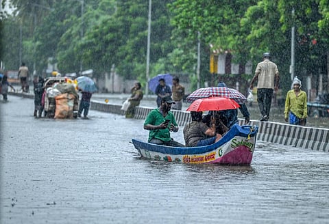 சென்னையில் நீடிக்கும் கனமழை காரணமாக முல்லை நகர் பகுதியில் பாதிக்கப்பட்ட மக்கள் படகு மூலம் மீட்கப்பட்டனர் | படம்: பி.ஜோதிராமலிங்கம்