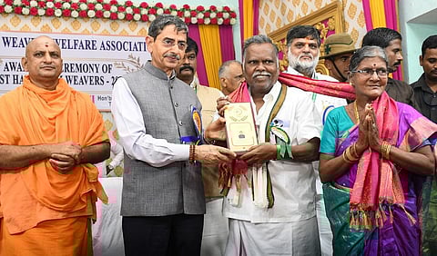 சேலம் மாவட்டம் மேச்சேரியில் அனைத்திந்திய நெசவாளர்கள் நலச் சங்கத்தின் சார்பில் சிறந்த கைத்தறி நெசவாளர்களுக்கான விருது வழங்கும் விழா இன்று நடந்தது. இதில் தமிழக ஆளுநர் கே.என் ரவி சிறந்த கைத்தறி நெசவாளர்களுக்கு சால்வை அணிவித்து விருது வழங்கினார். படம்: எஸ். குரு பிரசாத்