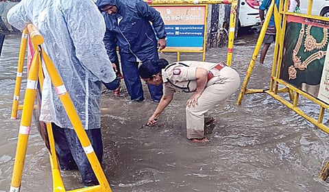 சென்னையில் போலீஸார் மேற்கொண்ட மழை மீட்பு பணிகள்.