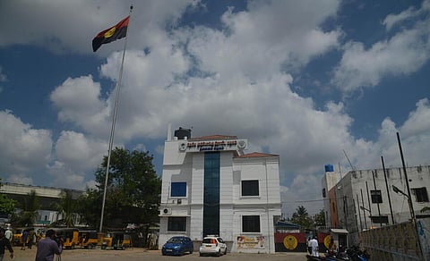 தாழ்வான பகுதிகளில் இருப்பவர்கள் தேமுதிக அலுவலகத்தில் தங்க அழைப்பு: மக்களுக்கு உதவ தொண்டர்களுக்கு தலைவர்கள் அறிவுறுத்தல்