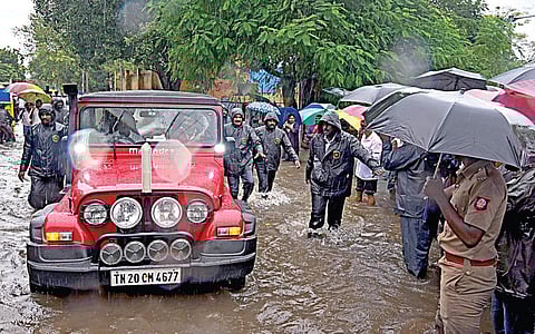சென்னை பட்டாளம் பகுதியில் நேற்று மழைநீர் அகற்றும் பணிகளை ஆய்வு செய்த முதல்வர் ஸ்டாலின்.படம்: ம.பிரபு