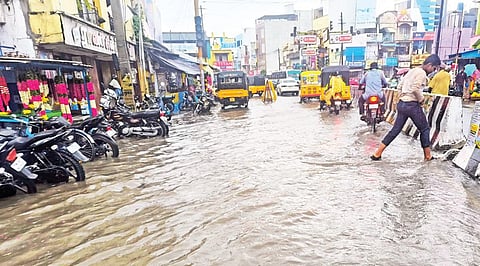 கிருஷ்ணகிரியில் நேற்று பிற்பகலில் பெய்த கனமழையால், பெங்களுரு சாலை ரவுண்டானா பகுதியில் பெருக்கெடுத்து ஓடிய மழை நீர். | படம்: எஸ்.கே.ரமேஷ் |