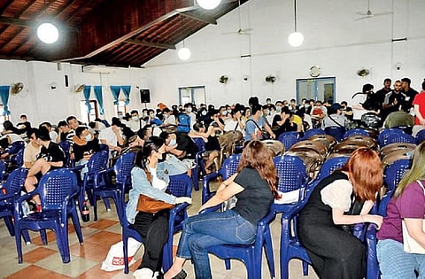 கண்டியில் கைது செய்யப்பட்ட சீனர்கள்.