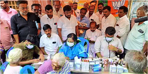 சென்னை விருகம்பாக்கம் பகுதியில் நடந்த இலவச மருத்துவ முகாமில் பாஜக முன்னாள் மாநில தலைவர் தமிழிசை சவுந்தரராஜன் பொதுமக்களுக்கு சிகிச்சை அளித்தார்.