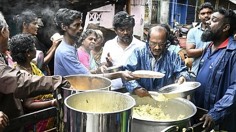 சென்னையில் மழையால் பாதிக்கப்பட்ட மக்களுக்கு மாநகராட்சி சார்பில் உணவு வழங்கல். | படம்: ஆர்.ரகு